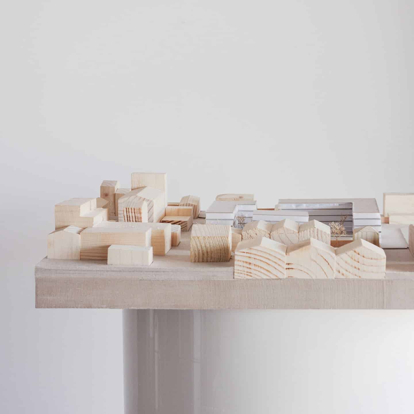 Drevený architektonický model mesta so stavbami.